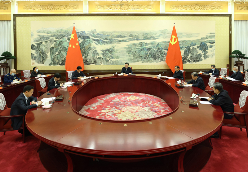 12月24日至25日,中共中央政治局召开民主生活会,中共中央总书记习近平主持会议并发表重要讲话。新华社记者 鞠鹏 摄